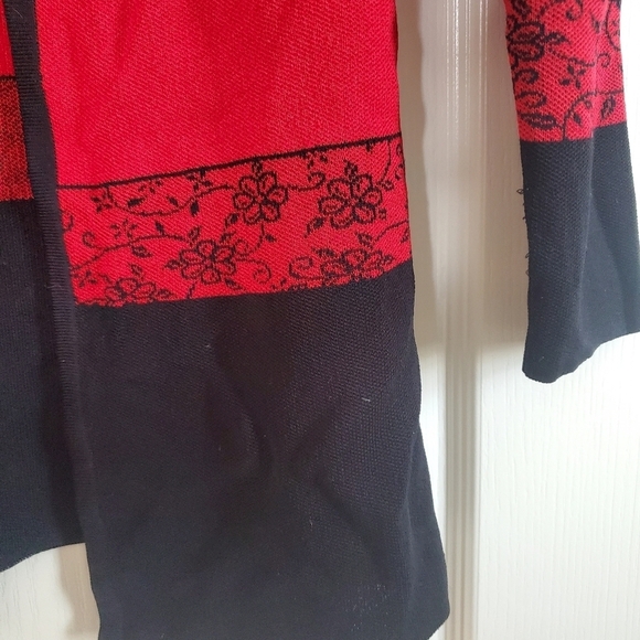 Exclusively Misook 1990s Open Front Red and Black Floral Knit Cardigan, Size XS - Picture 4 of 8